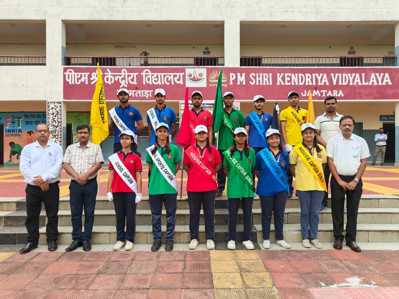 विद्यार्थियों को कैप व उत्तरदायित्व का दिया गया ध्वज