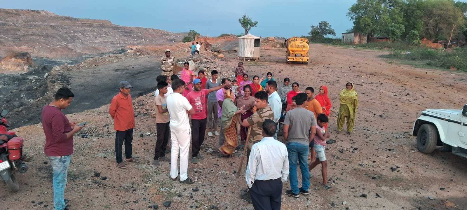 Deoghar news : तुलसीडाबर में ब्लास्टिंग से घरों के आंगन में पत्थर गिरने से ग्रामीणों में रोष, कंपनी का काम रोका