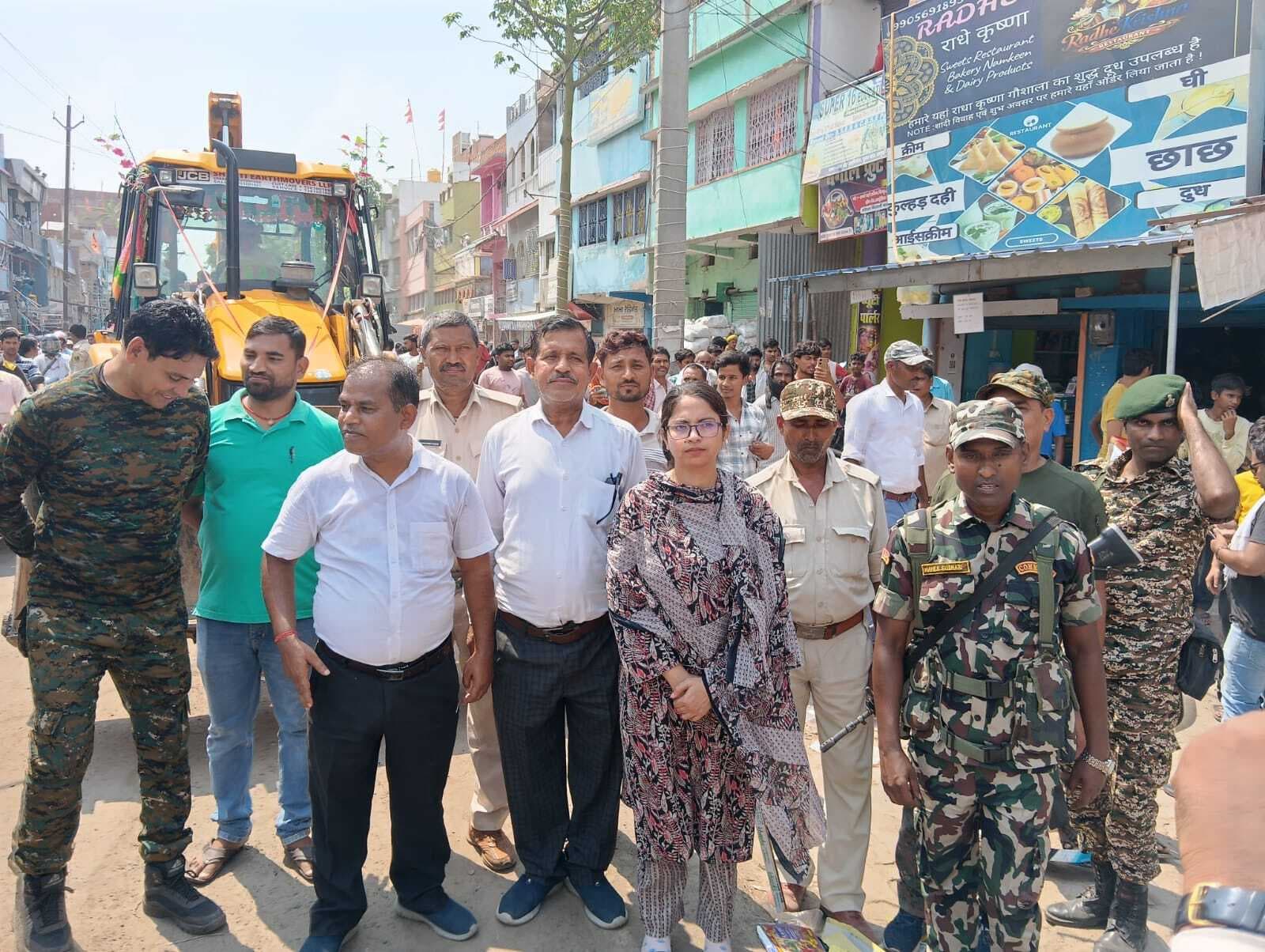अलीगंज बाजार में प्रशासन का कड़ा प्रहार, पक्के निर्माण ध्वस्त