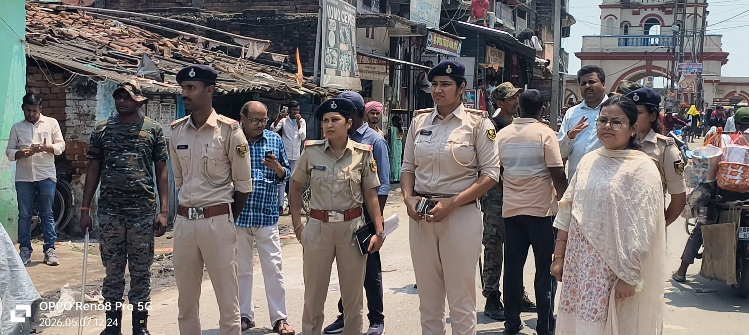 गिद्धौर बाजार में अतिक्रमण पर चला प्रशासन का बुलडोजर