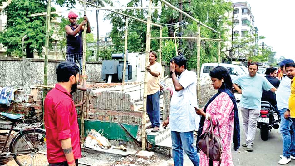 तृणमूल कांग्रेस पार्षद के जले कार्यालय को नये सिरे से बनाने में जुटे भाजपाई