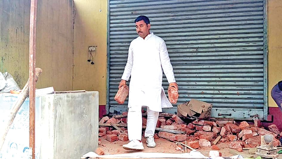 सैंथिया के नवनिर्वाचित भाजपा विधायक की ''गांधीगीरी'', खुद साफ किया टीएमसी कार्यालय