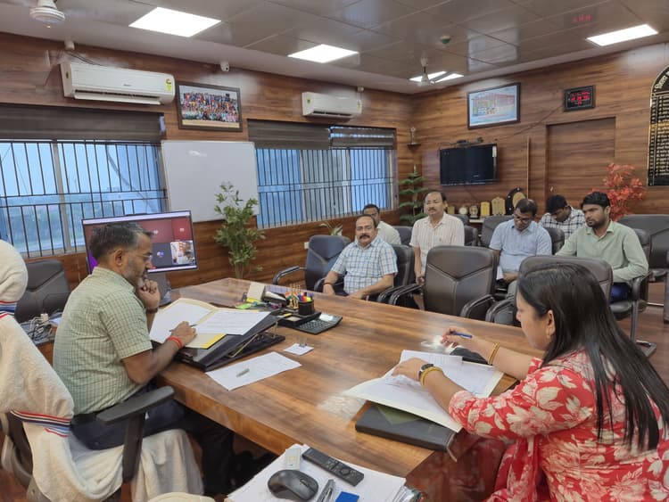 Giridih News :विकास योजनाओं के समयबद्ध क्रियान्वयन के लिए भू-अर्जन प्रक्रिया का त्वरित निष्पादन जरूरी : डीसी
