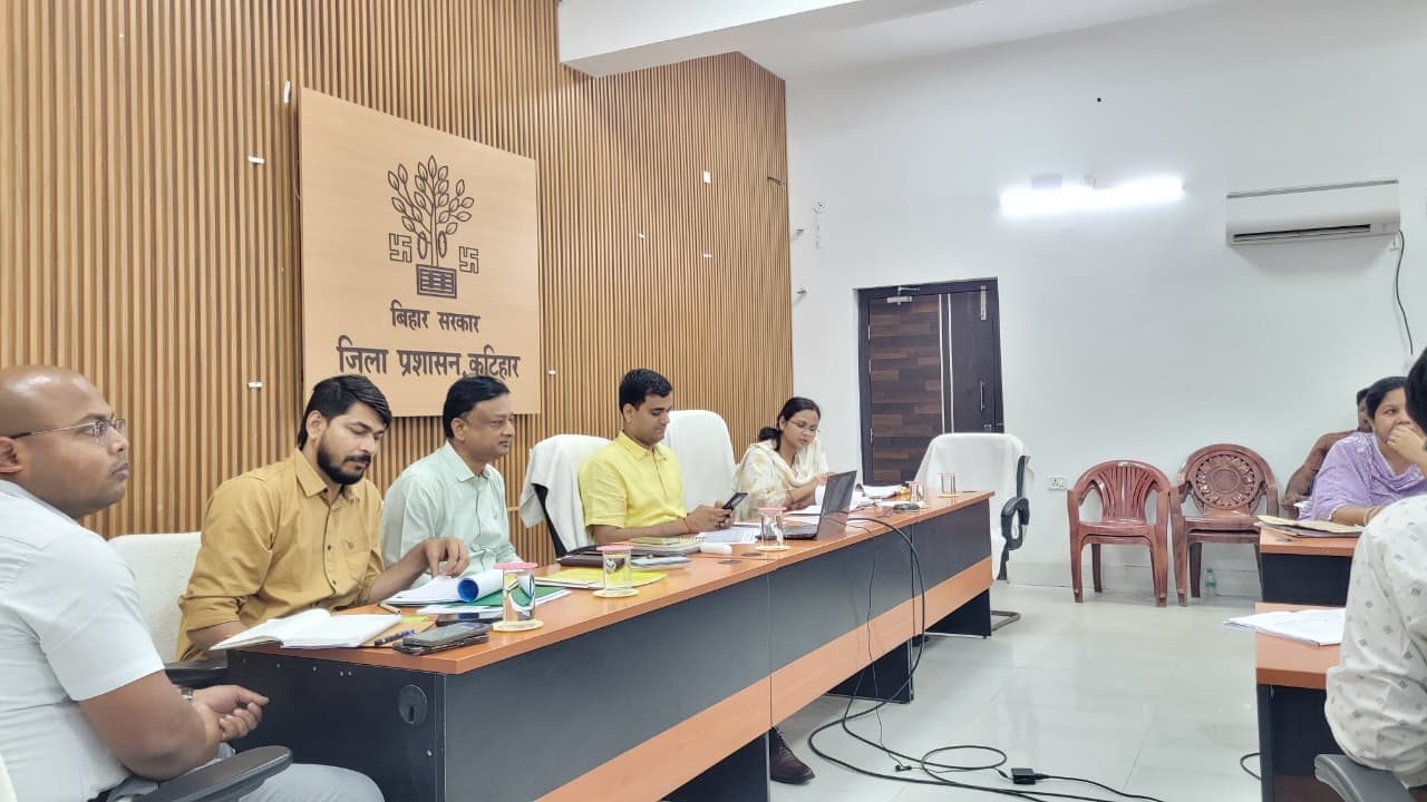 संयुक्त टीम गठित कर आंगनबाड़ी केंद्र भवन के लिए सरकारी भूमि चिन्हित करें: डीएम