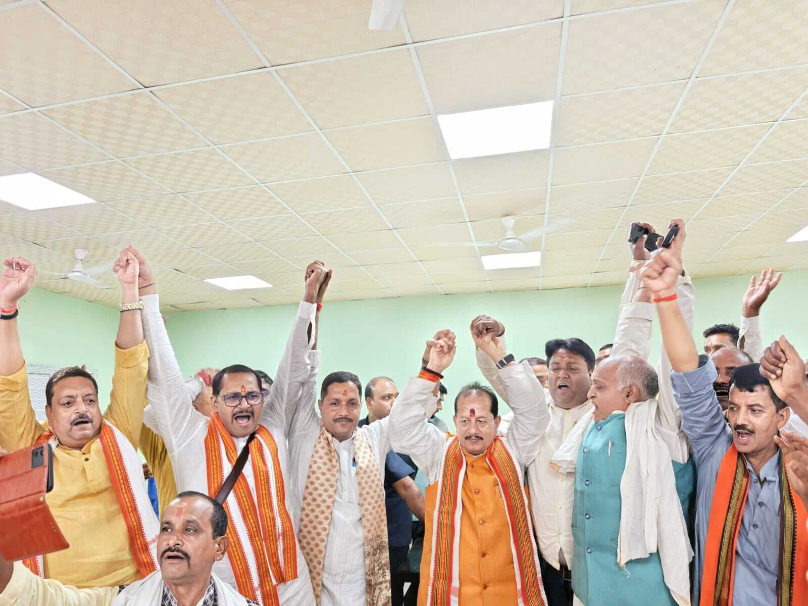 मंत्री बनने पर विजय कुुमार सिन्हा को भाजपाइयों ने दी बधाई