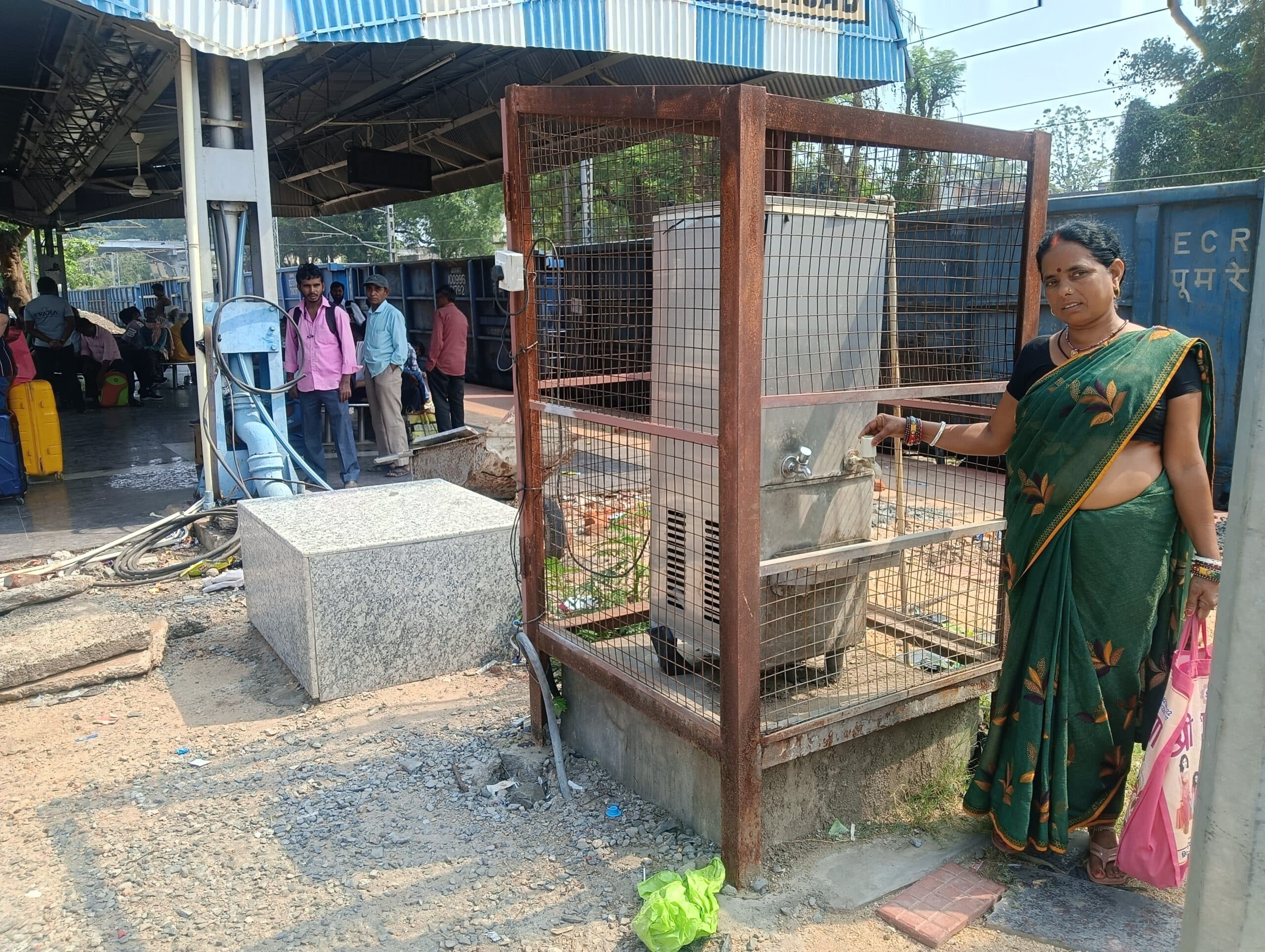 Giridih News :हजारीबाग रोड रेलवे स्टेशन के प्लेटफार्म नंबर तीन और चार में पेयजलापूर्ति बाधित