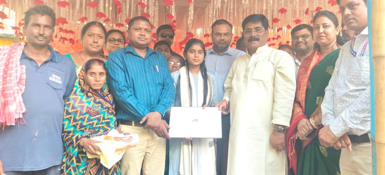 Bokaro News : आइए की स्टेट टॉपर की पढ़ाई का खर्च उठायेगी सरकार