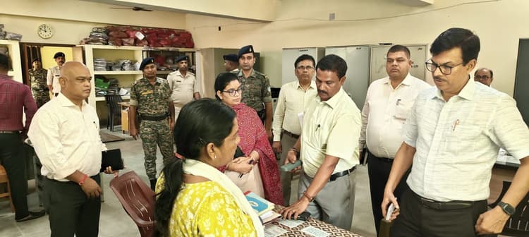 East Singhbhum News : प्रखंड कार्यालय में गंदगी व अव्यवस्था देख भड़के डीसी, कहा- कार्यशैली सुधारें