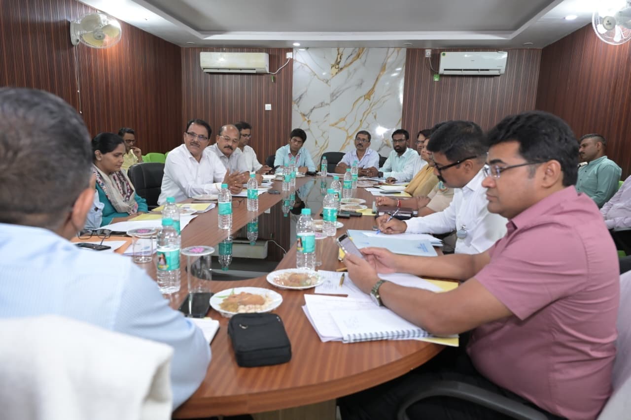 Bokaro News : रनवे के दोनों तरफ झाड़ियों की कटाई का निर्देश