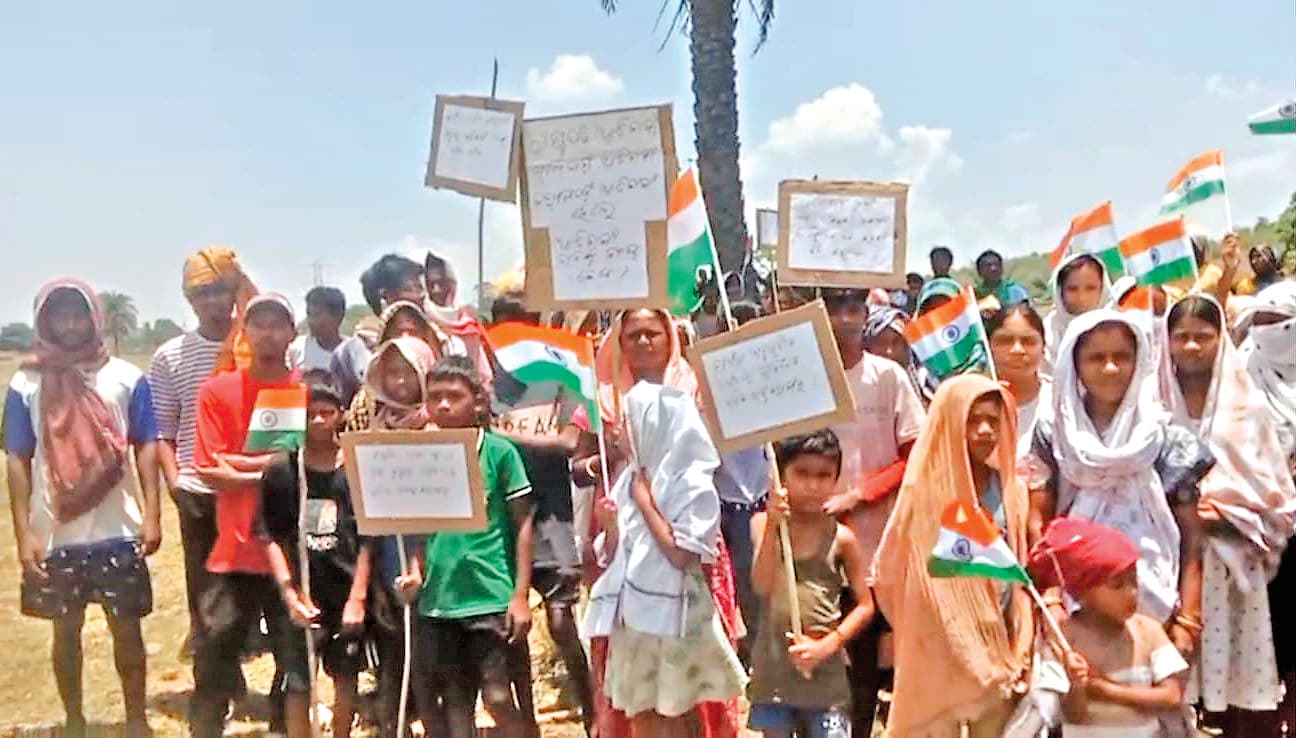 Rourkela News: बरकानी के ग्रामीणों ने किया प्रदर्शन, बोले-जमीन छिन जाने पर हमारे सामने रोजी-रोटी का होगा संकट