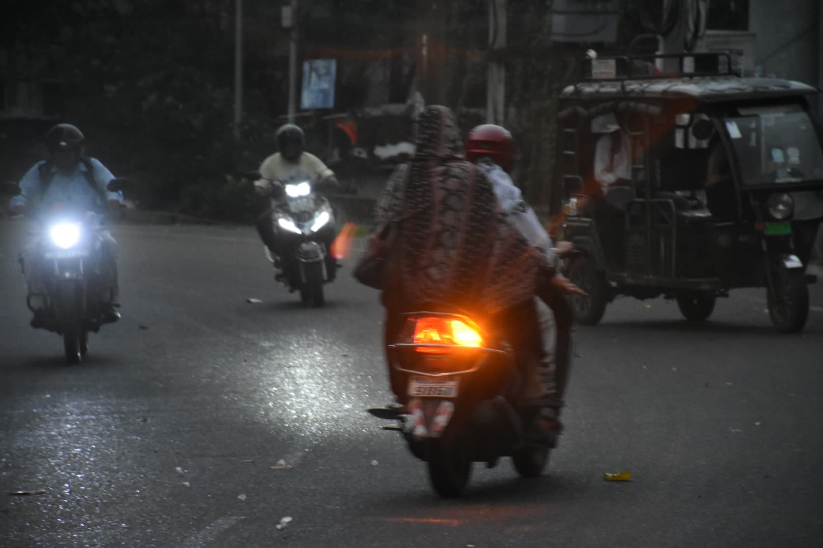 Dhanbad News: बारिश के बाद बढ़ी ठंडक, तापमान में गिरावट
