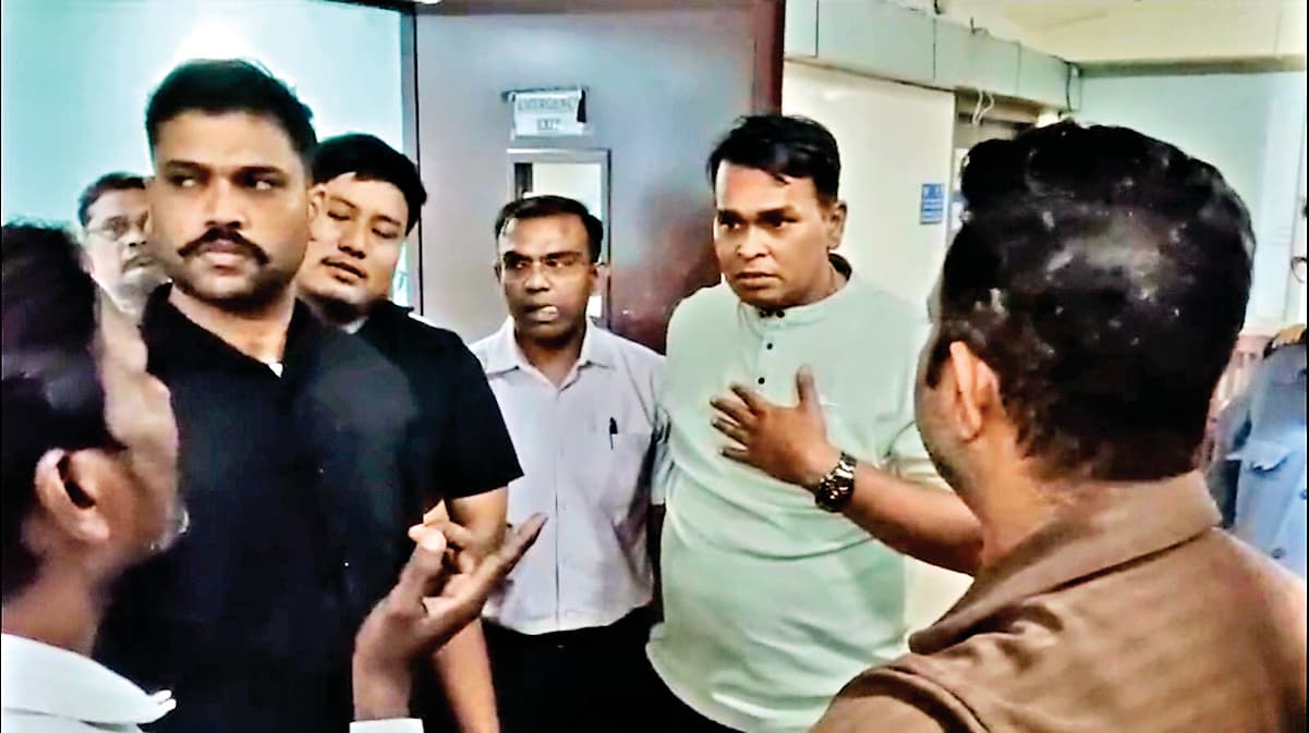 Jamshedpur News :  ऑपरेशन के कुछ देर बाद ही मरीज की मौत, लापरवाही का आरोप, हंगामा