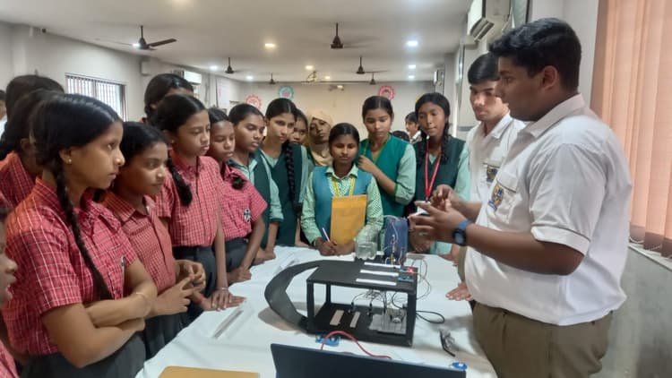 Jamshedpur News : दयानंद पब्लिक स्कूल में दिखा छात्रों का इनोवेशन, बनाये ऐसे-ऐसे मॉडल कि...