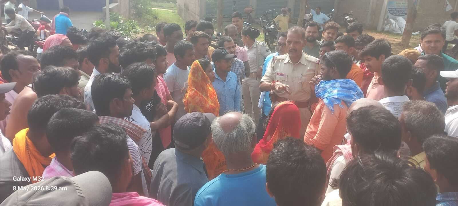 BANKA : रसोई गैस नहीं मिलने पर एजेंसी के निकट उपभोक्ताओं ने सिलेंडर रख किया सड़क जाम