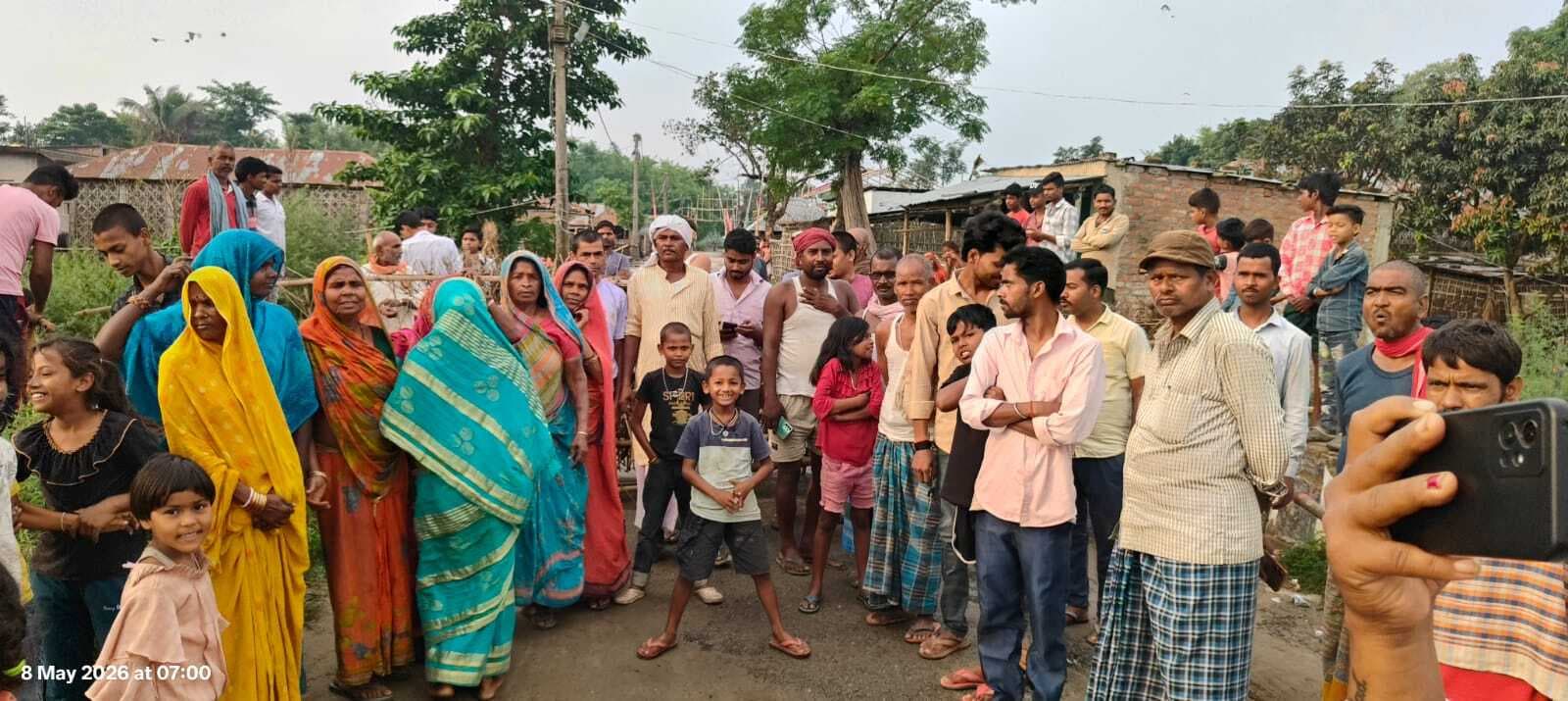 MADHEPURA : विद्यालय शिफ्टिंग के विरोध में ग्रामीण समेत छात्रों ने किया सड़क जाम