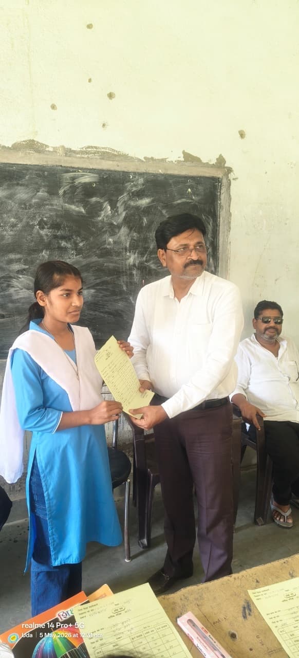 MADHEPURA : उत्क्रमित उच्च माध्यमिक विद्यालय उदा में छात्रों को मिला अंक पत्र