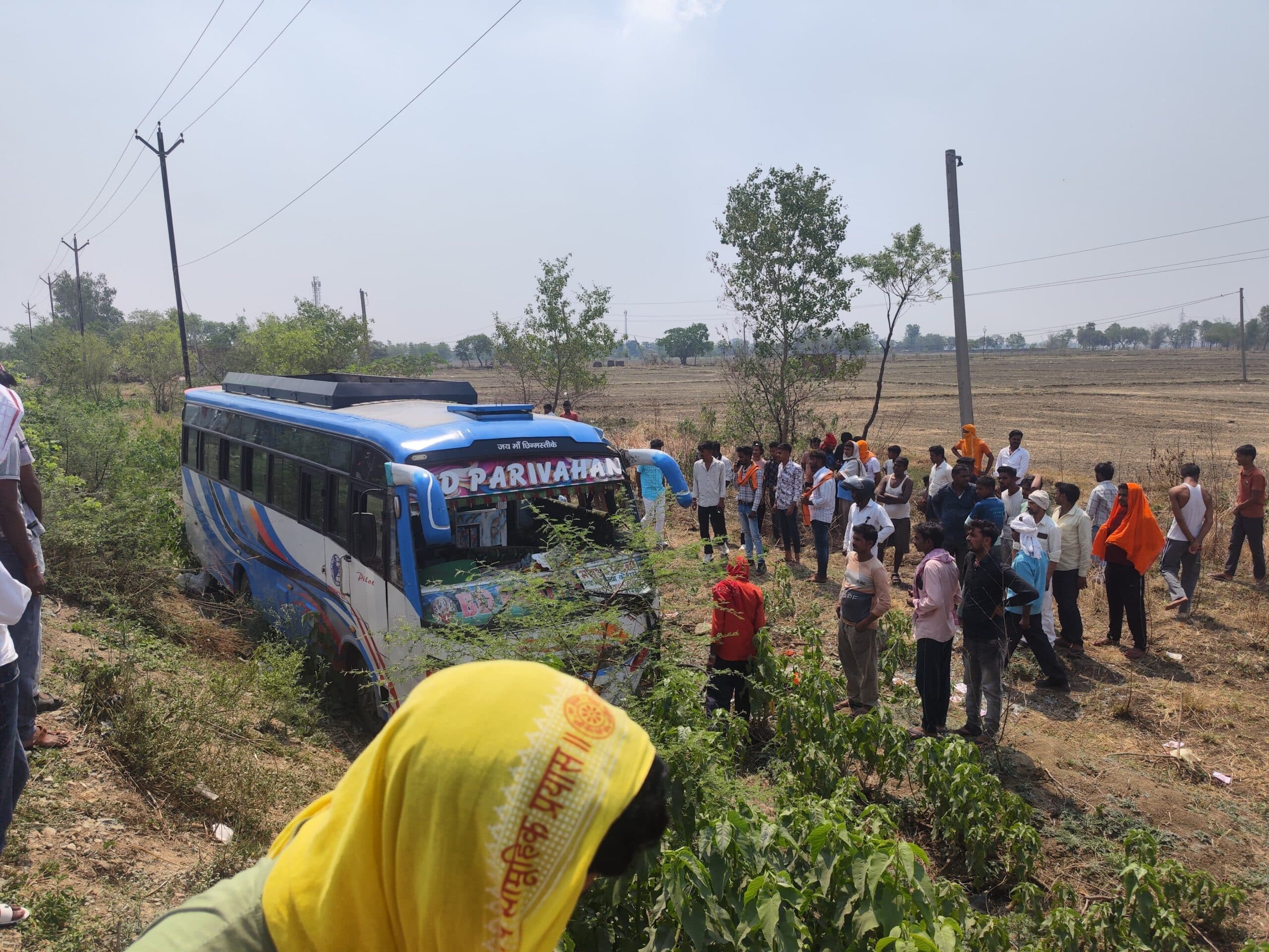 डिवाइडर से टकरा कर यात्रियों से भरी बस सड़क किनारे गड्ढे में पलटी, एक की मौत, दर्जनभर घायल
