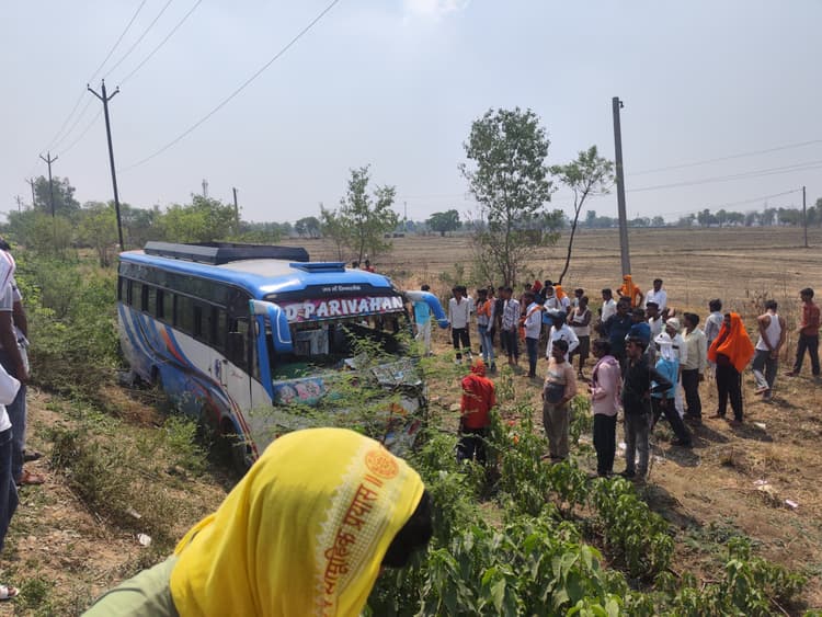 डिवाइडर से टकरा कर यात्रियों से भरी बस सड़क किनारे गड्ढे में पलटी, एक की मौत, दर्जनभर घायल