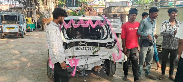 दूल्हे की कार में स्कूल वैन ने मारी टक्कर, गाड़ी के उड़े परखचे