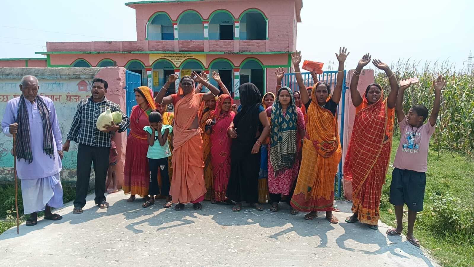 ARARIA : एमडीएम में गड़बड़ी को लेकर नाराज ग्रामीणों ने किया विरोध प्रदर्शन