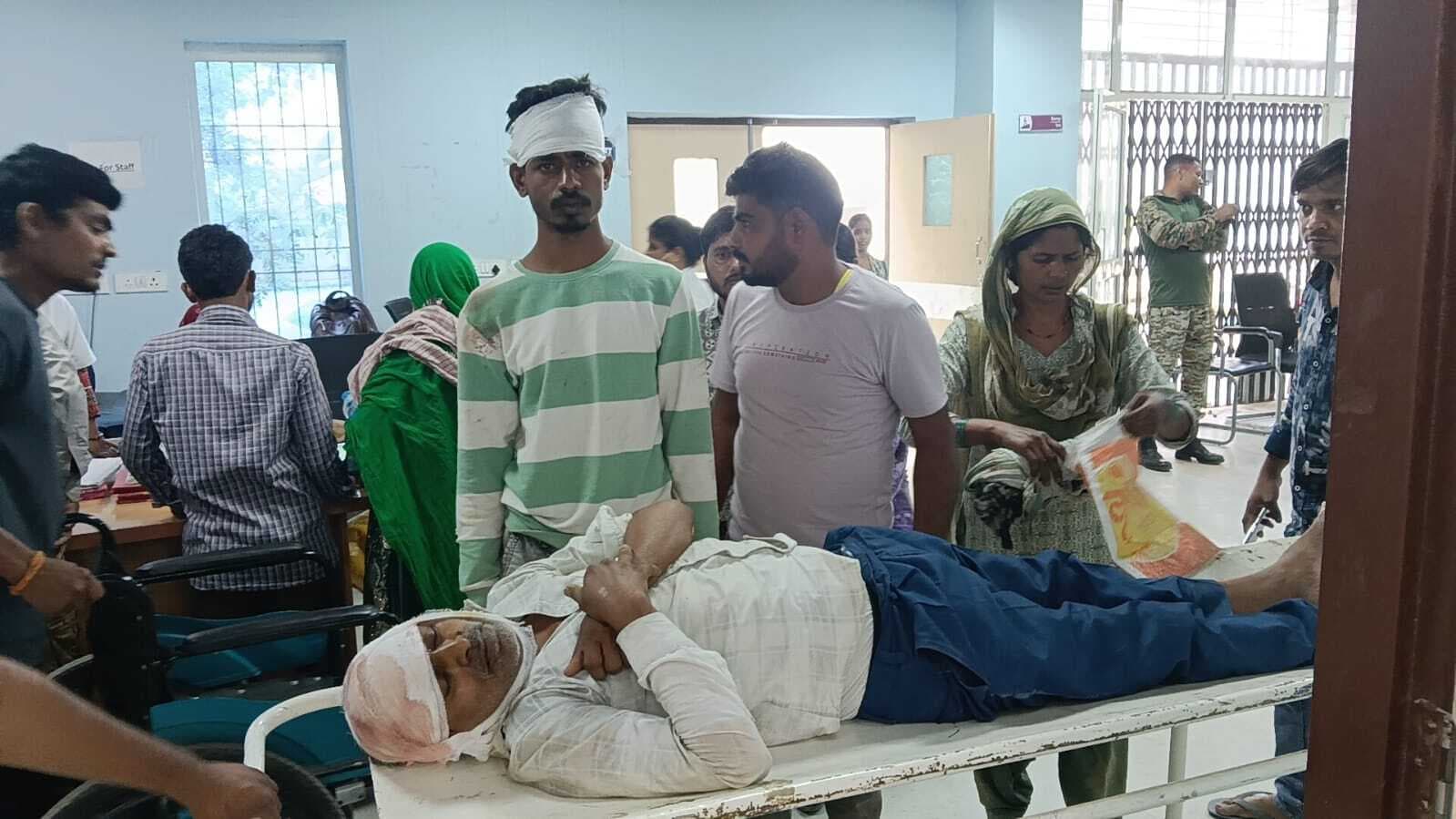 Gopalganj News : बैकुंठपुर में कार की चपेट में आने से बाइकसवार चाचा-भतीजा हुए घायल
