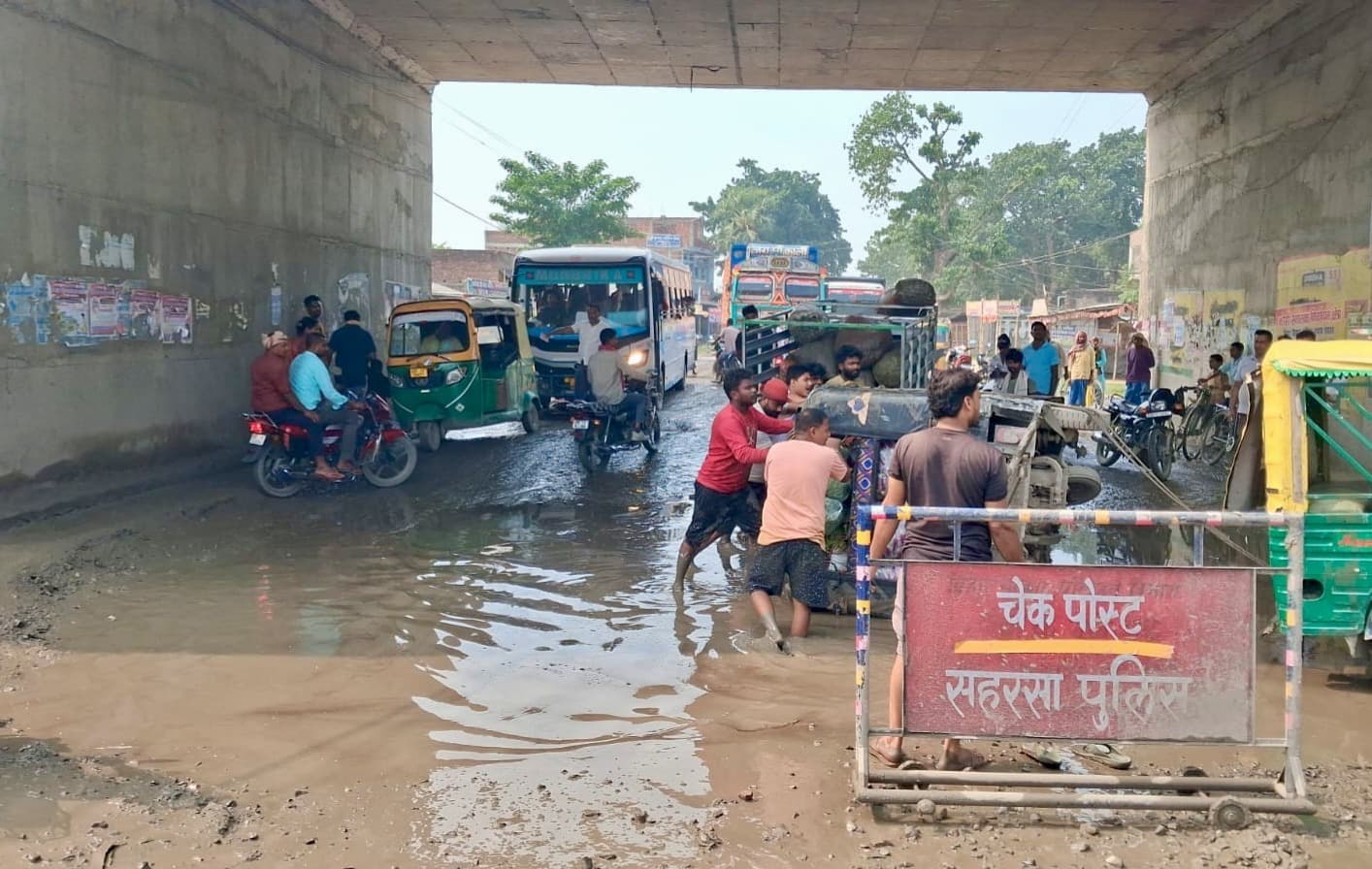 SAHARSA NEWS : एनएच 107 विस्तारीकरण निर्माण कार्य की रफ्तार धीमी,  जोखिम भरा साबित हो रहा आवागमन