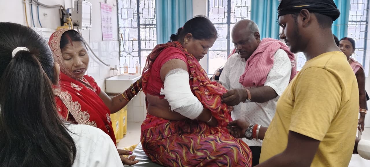 बस व ऑटो की टक्कर में महिला सहित तीन गंभीर रूप से घायल