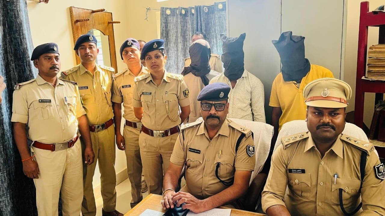 चादर बेचने की आड़ में बैंक से निकले लोगों को बनाते थे निशाना, तीन उचक्के गिरफ्तार