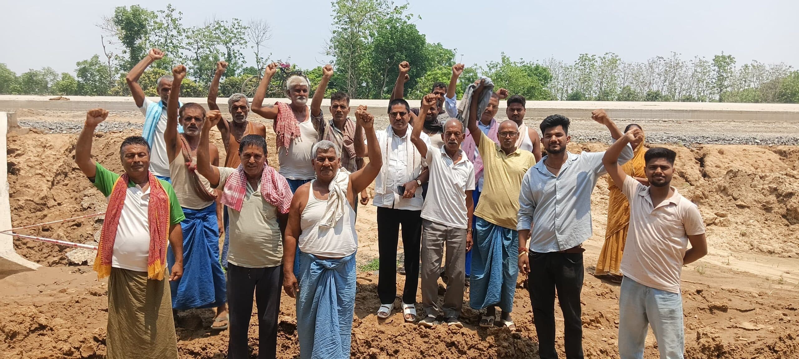 मुंगेर-मिर्जाचौकी फोरलेन : खेत से विद्युत टावर का तार ले जाने पर भड़के किसान