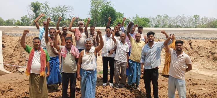 मुंगेर-मिर्जाचौकी फोरलेन : खेत से विद्युत टावर का तार ले जाने पर भड़के किसान