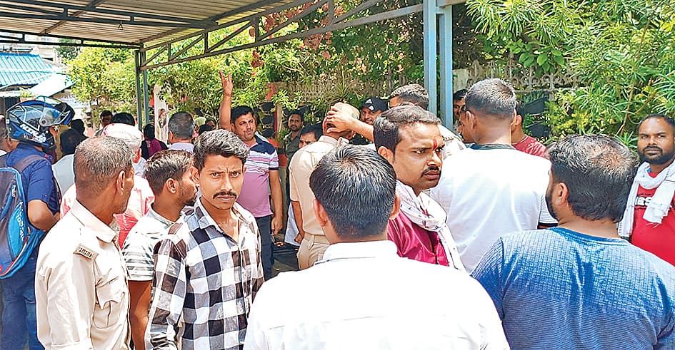 टेंडर सिंडिकेट का दबाव: उप नगर आयुक्त और सहायक के बीच सरेआम भिड़ंत, गयाजी का निगम कार्यालय बना अखाड़ा