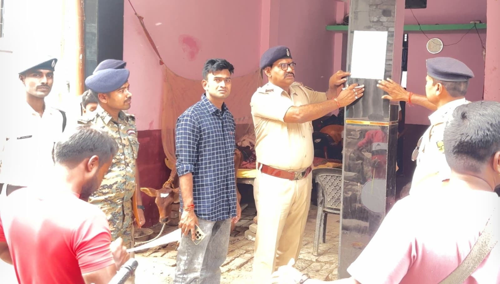 Gopalganj News : आर्म्स एक्ट मामले के फरार आरोपित के घर पुलिस ने चिपकाया इश्तेहार