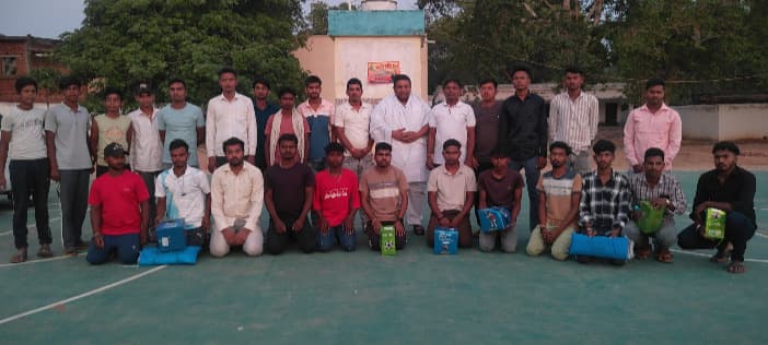 पूर्व मंत्री ने खिलाड़ियों के बीच खेल सामग्री का किया वितरण