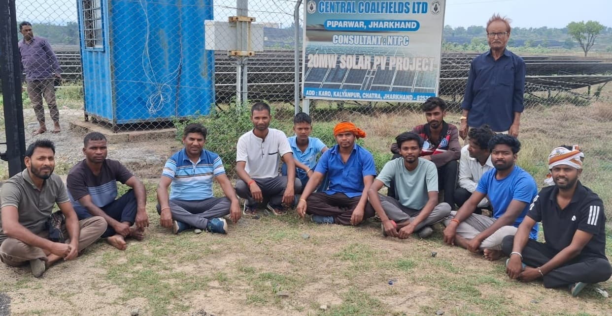 धरना पर बैठे सोलर पावर प्लांट के सुरक्षाकर्मी