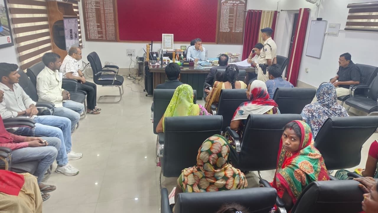 जनसुनवाई में डीएम ने सुनी आमजनों की समस्याएं, 54 आवेदनों पर त्वरित कार्रवाई का निर्देश