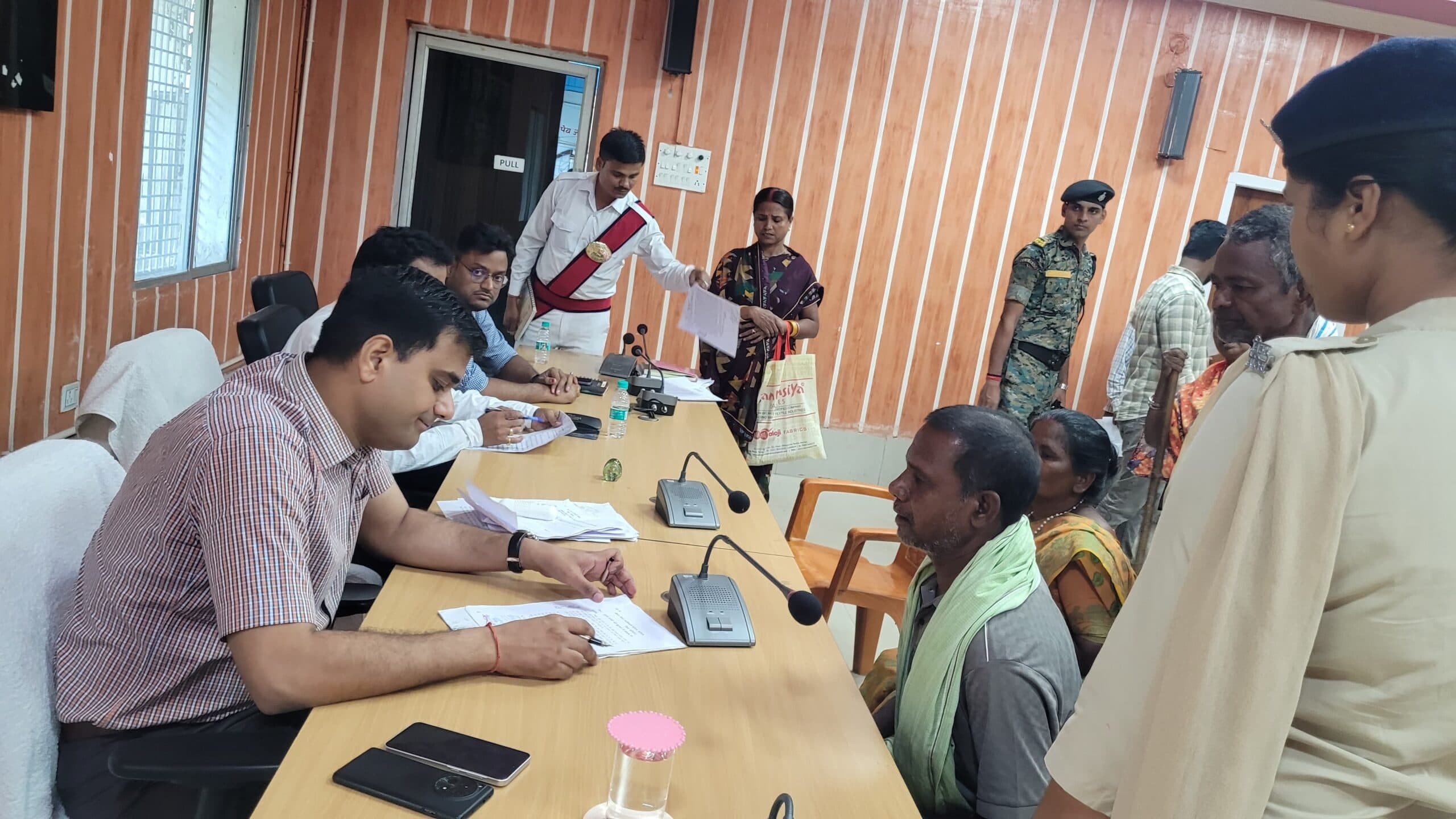 जनता दरबार: डीएम से 60 लोगों ने लगायी इंसाफ की गुहार