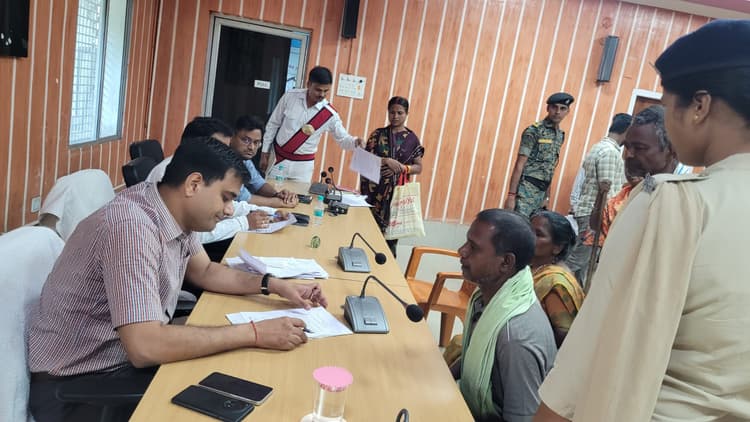 जनता दरबार: डीएम से 60 लोगों ने लगायी इंसाफ की गुहार