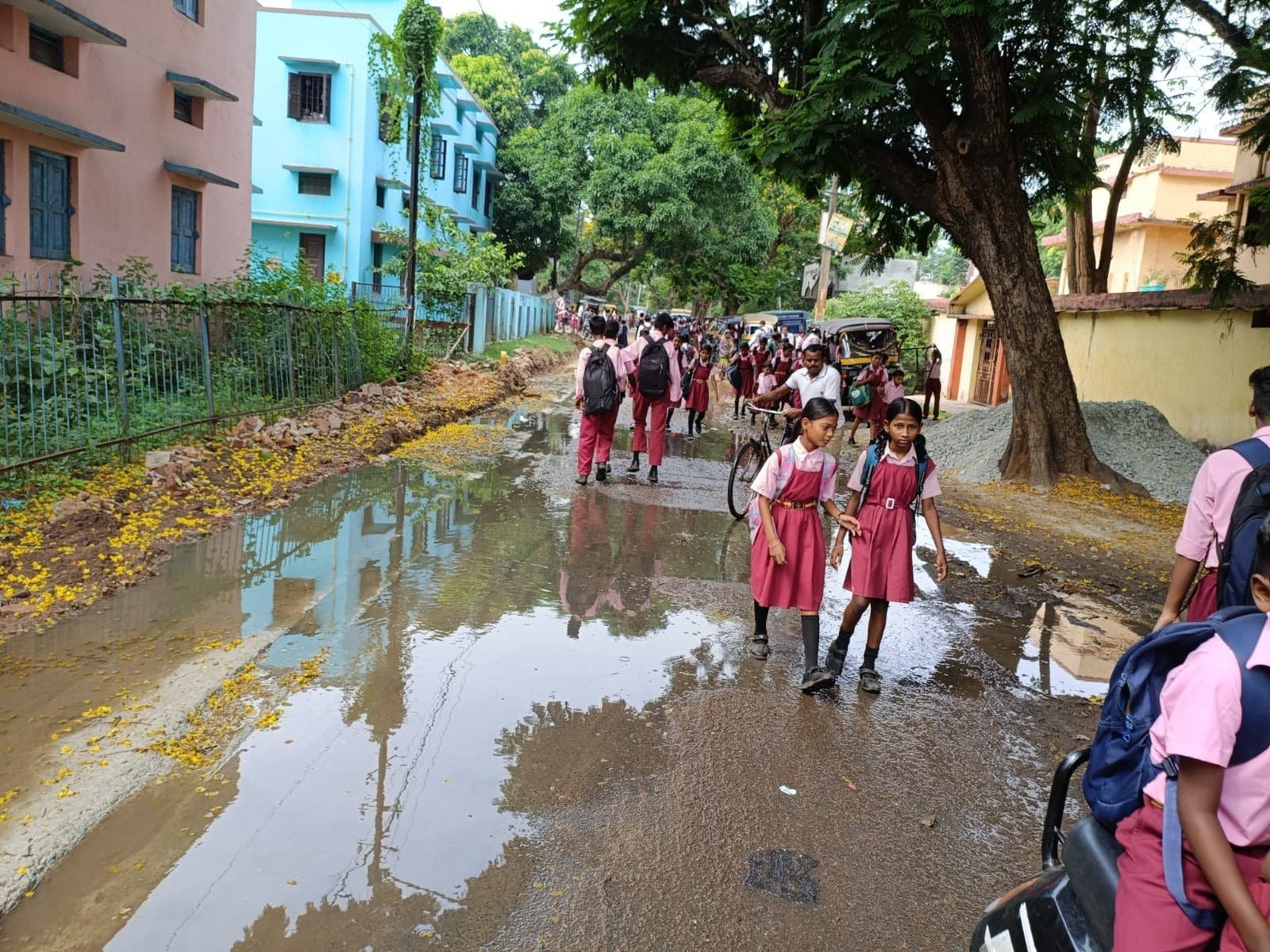 Jamshedpur news. सोनारी में बह रहे सीवरेज का गंदा पानी को लेकर उठाया मुद्दा