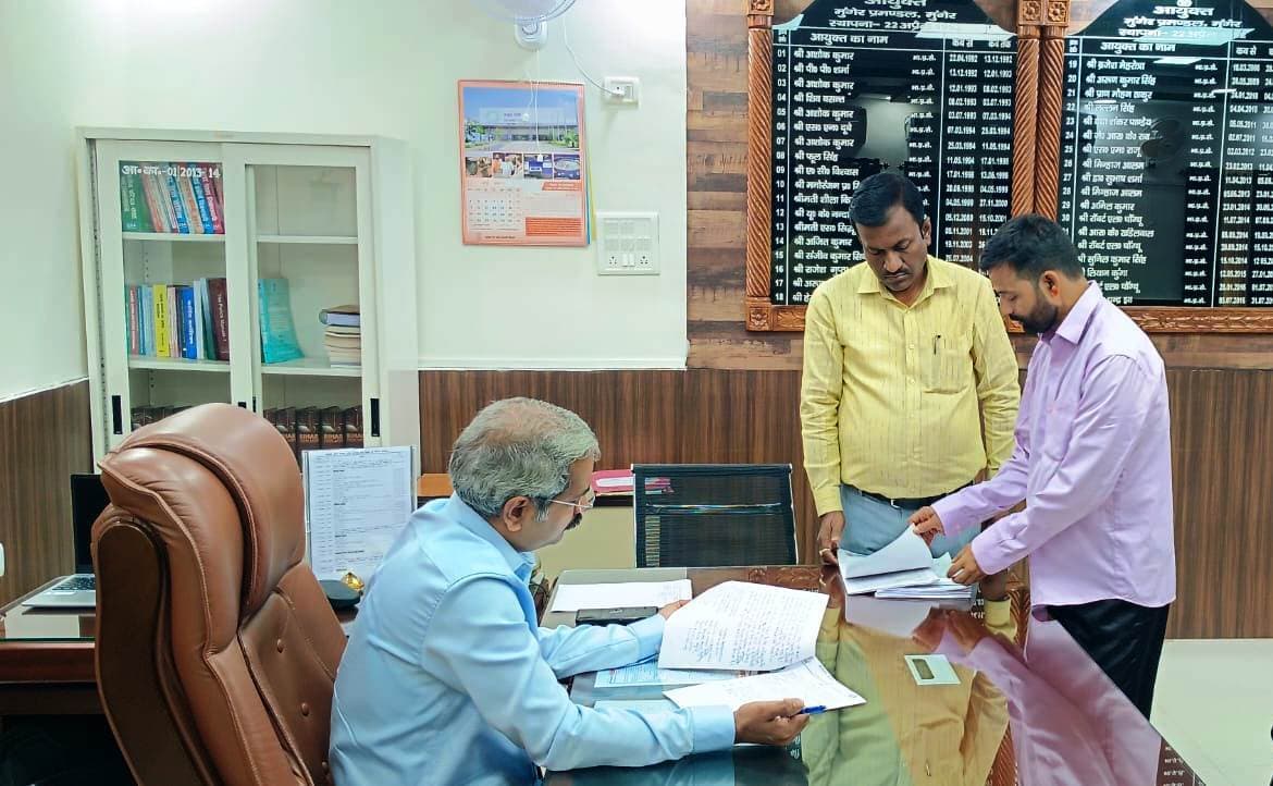 जनता दरबार : प्रमंडलीय आयुक्त ने 10 व डीएम ने सुनी 30 लोगों की फरियाद
