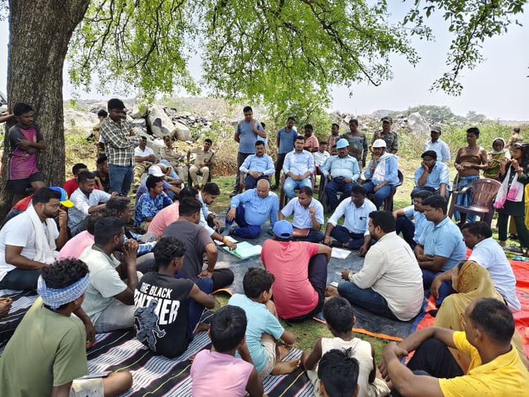 ब्लास्टिंग के विरोध में घंटों बाधित रहा कोयला खनन, आश्वासन के बाद सामान्य हुआ कामकाज