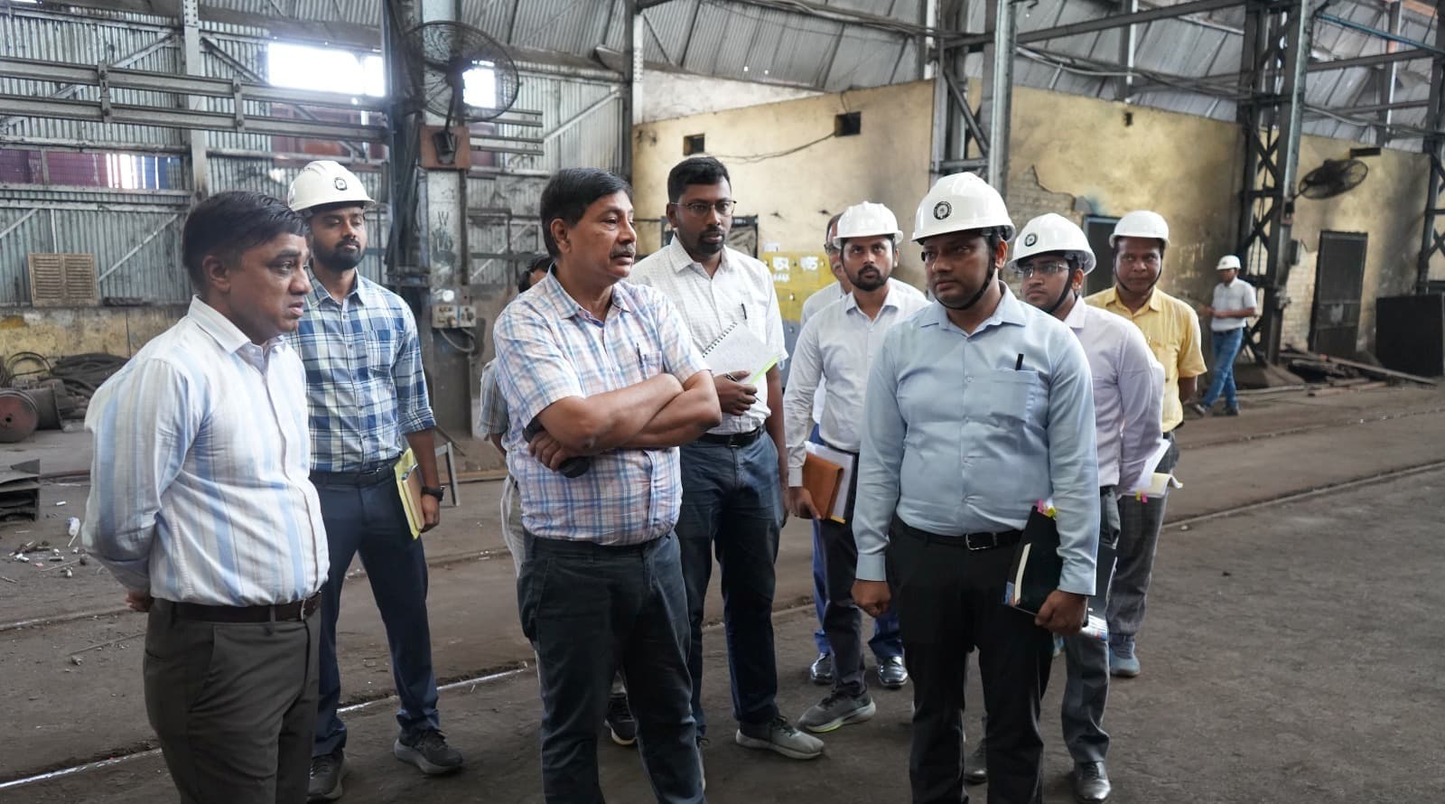 रेल कारखाना में उत्पाद की गुणवत्ता क्वालिटी व समयबद्धता का दिया निर्देश