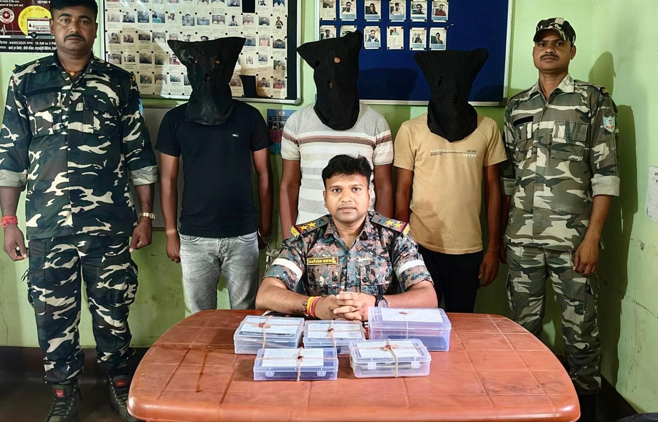 Deoghar News : लिंक भेजकर खाते से उड़ाते थे रुपये, दो किशोर समेत पांच साइबर आरोपी पकड़ाये