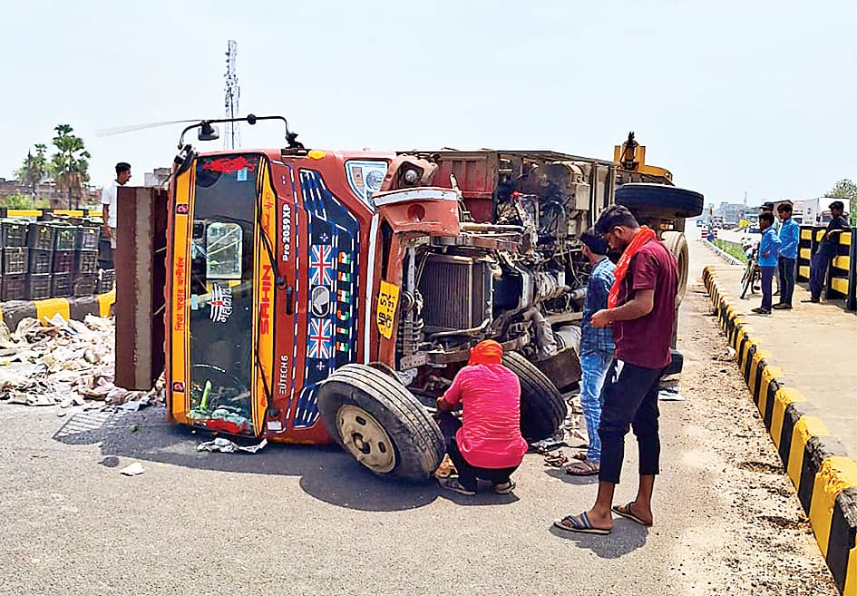 गया : GT रोड पर टायर फटने से पलटा आम से भरा ट्रक, केबिन में फंसकर ड्राइवर की दर्दनाक मौत