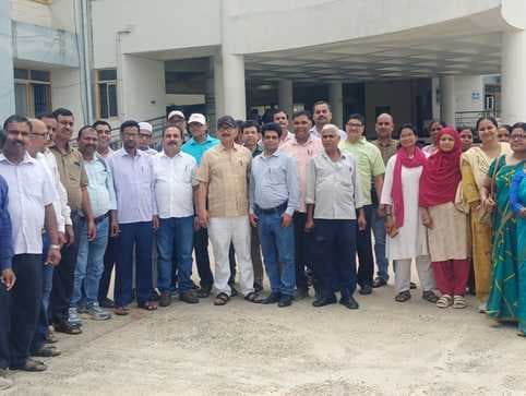 वेतन भुगतान की मांग को लेकर जिला शिक्षा अधीक्षक से मिले शिक्षक
