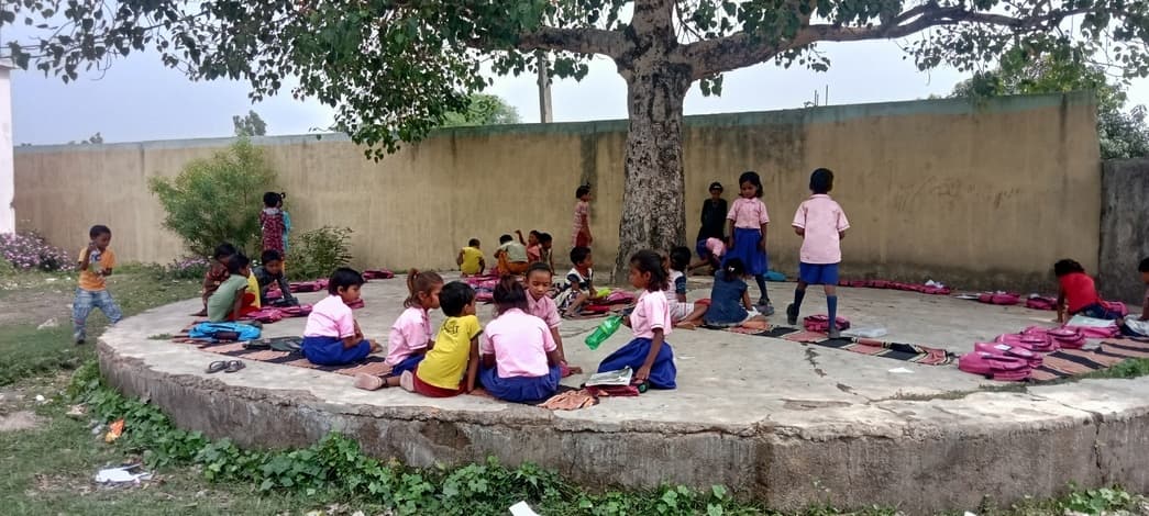 शिक्षा व्यवस्था की बदहाली, हाजिरी बनाकर गायब हो जाते हैं शिक्षक