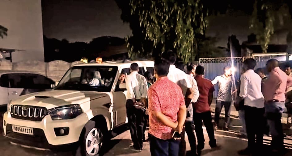 Jharsuguda News: नकली डीइएफ फैक्ट्री का उद्भेदन, 1000 लीटर फ्लूइड और 360 बोरी यूरिया उर्वरक जब्त