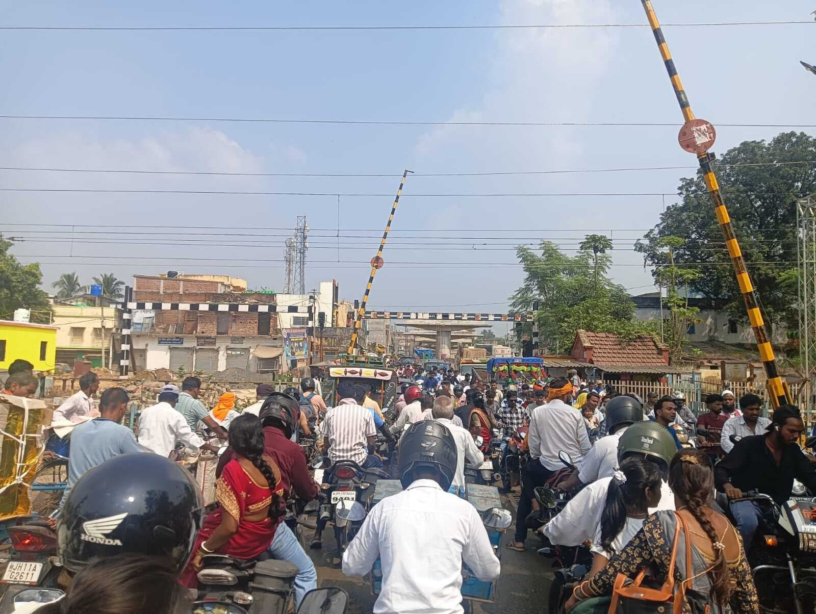 Giridih News : सरिया में चरमरायी ट्रैफिक व्यवस्था, जाम से पैदल चलना भी मुश्किल
