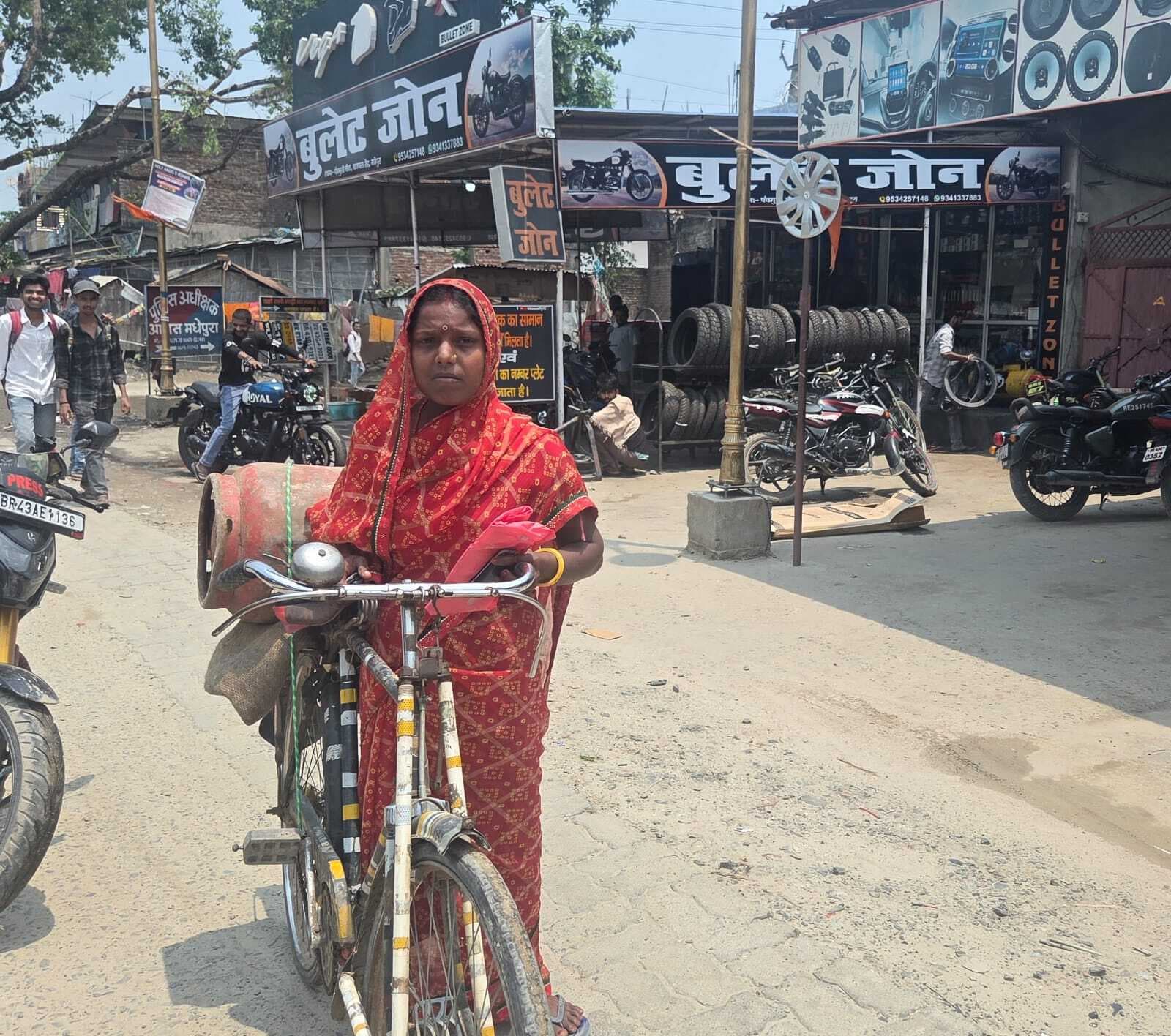 Madhepura, पति परदेस में, घर चलाने साइकिल पर सिलेंडर लेने निकली महिला