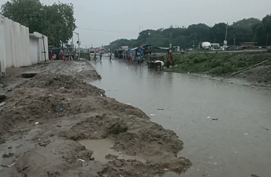 Araria, बारिश के बाद नरपतगंज नगर पंचायत की सड़क झील में तब्दील, आक्रोश