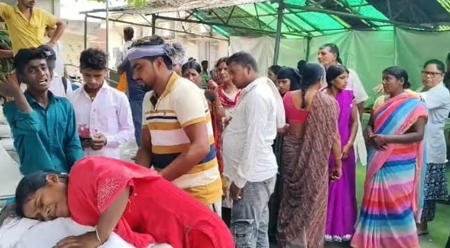 बेटे के साथ शादी से लौट रही महिला की सड़क हादसे में मौत